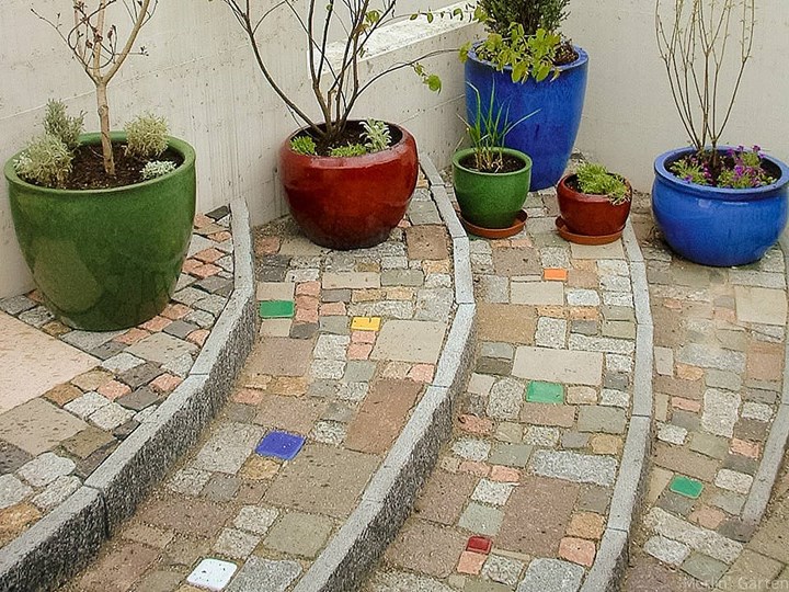 Die farbigen Keramiksteine sind unser "Markenzeichen" und deshalb in vielen Gärten zu finden, die wir bauen durften! Die glasierten Steine bestechen durch ihre leuchtende Farbigkeit. Keramiksteine setzen Akzente zwischen Mauersteinen oder dienen als Auflockerung und Blickfang in Einfassungen. Die Steine werden in Deutschland von Hand gefertigt, sind frostsicher und halten richtig verlegt auch starker Druckbelastung stand. Ihre Form und Grösse sind angepasst an die klassische Natursteinpflasterung, dazu sind sie in unzähligen Farben lieferbar.